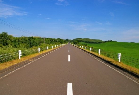 北海道は景色がよくて、運転も楽？（写真はイメージ）
