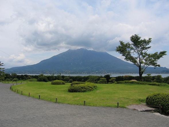 仙巌園から見た桜島（Snap55さん撮影、Wikimedia Commonsより）