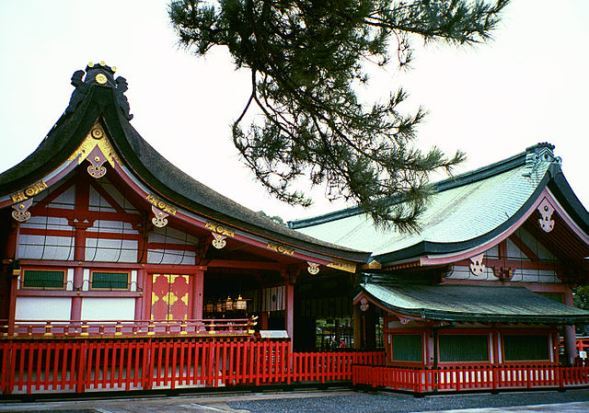 伏見稲荷大社 本殿（Michael Guntherさん撮影、Wikimedia Commonsより）