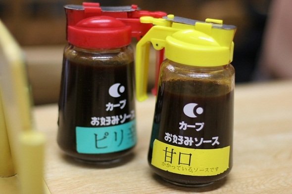 「俺はカープソースだな」などと言うと急に玄人感が出てくる（Una Panさん撮影, Wikimedia Commonsより）