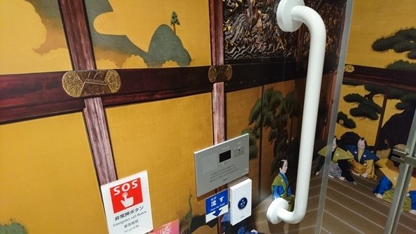 二条城二の丸御殿大広間のラッピングトイレ個室内左側（画像提供：京都市交通局）