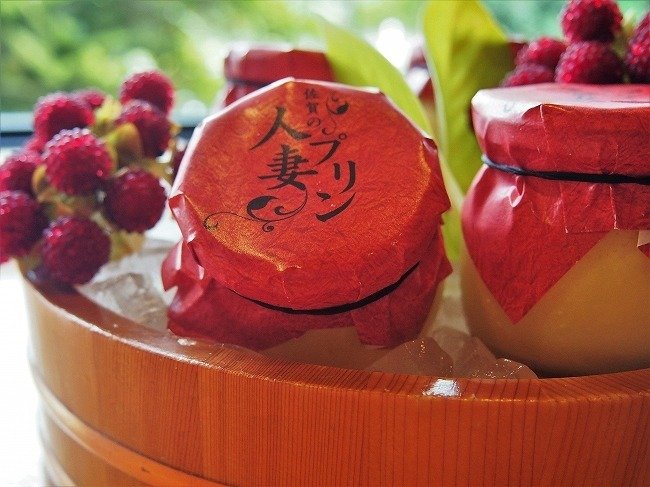 力強い文字で「人妻プリン」と書かれている（画像は47CLUBのプレスリリースより）