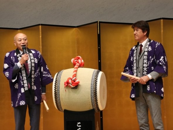 太鼓をたたく草刈正雄さん（左は小倉祇園太鼓保存振興会・樽井副会長）