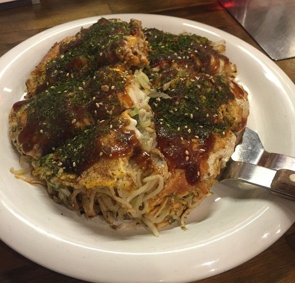 まずはお好み焼きでお好みソースをご賞味いただきたい（画像は記者が通っている都内の広島風お好み焼き店のお好み焼き）