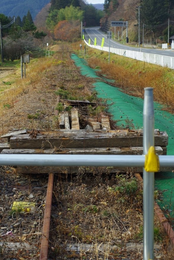 旧陸前矢作駅周辺で分断された鉄道路線。現在、陸前高田市までは別ルートで軌道を利用したバスが運行されている（BRT）