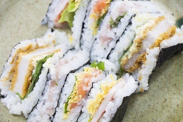 サンドウィッチのように見えるのがカワイイ「おにぎらず」（画像は「笑屋」のものではありません）
