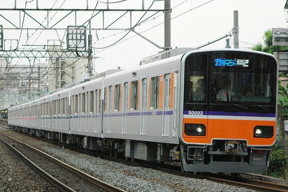 東武鉄道のTJライナー（Sui-setzさん撮影、wikimedia commonsより）