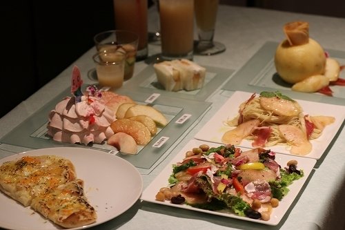 国産桃を使ったスウィーツや料理が用意された（以下写真は2018年7月20日記者撮影）