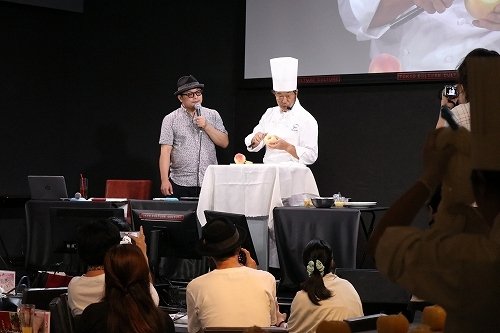 タカノフルーツパーラー・森山冨美男さんによる「桃カッティング実演講座」