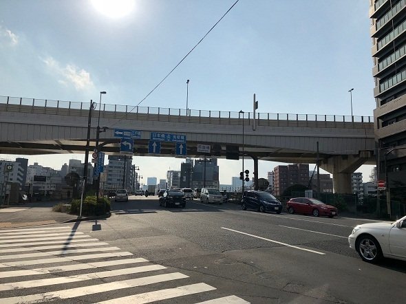 強烈に逆光ですが両国橋です（2018年7月記者撮影）