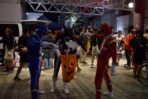 盛り上がる人々のそばで地道に