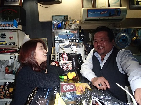 客と談笑する山本さん