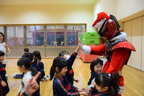 大人気のオルコネマン。抱きつく子どもも。