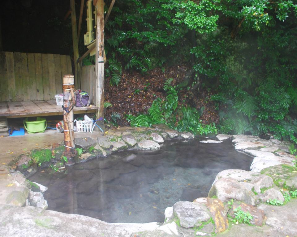 小屋の前にある上の段の湯船