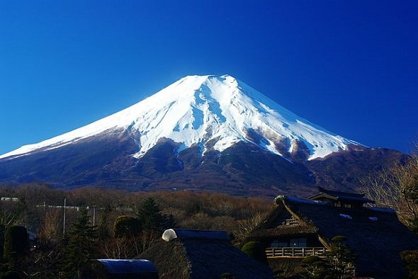 忍野八海から見た冬の富士山（名古屋太郎さん撮影、Wikimedia Commonsより）