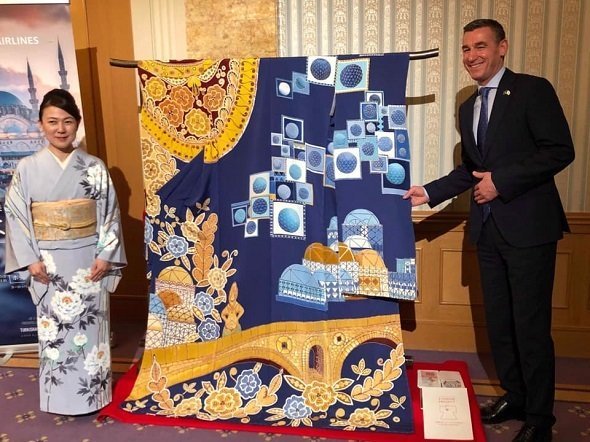 コソボのKIMONOを真ん中に、カドリ・ヴェセリ・コソボ共和国議会議長（右）と河村尚江さん（左）(河村尚江さんfacebookより、以下同)