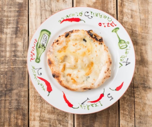 「イタリア酒場料理 チェルピーナ邸」の名物ピザ・チーナ