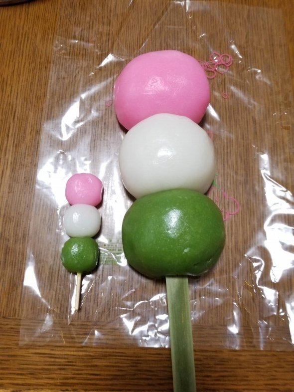 普通の団子と比べてみると......常識破りの大きさ(焼津圀枩(@81292_II)さんのツイートより)