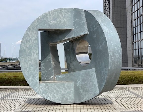 河崎良行作「円形のステーション」(写真は、Jタウンネット編集部撮影)