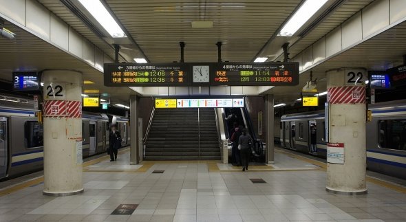 東京駅の横須賀・総武快速線地下ホーム（Misiter0124さん撮影、Wikimedia Commonsより）
