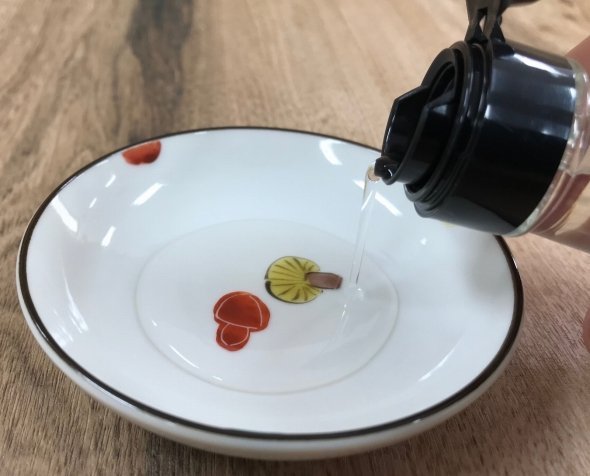 小皿の絵柄も丸見えのまま