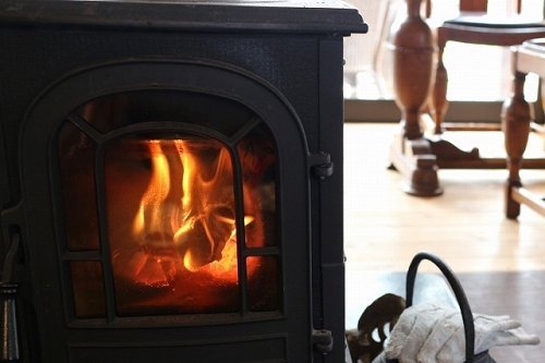 ご近所の暖炉のニオイがきつい...（画像イメージ）