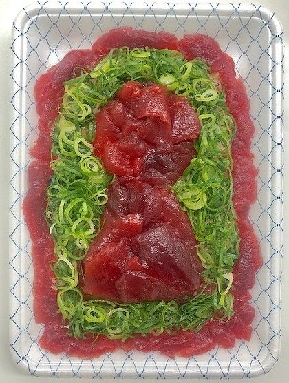 「髭定」前方後円墳ネギマグロ（1296円）