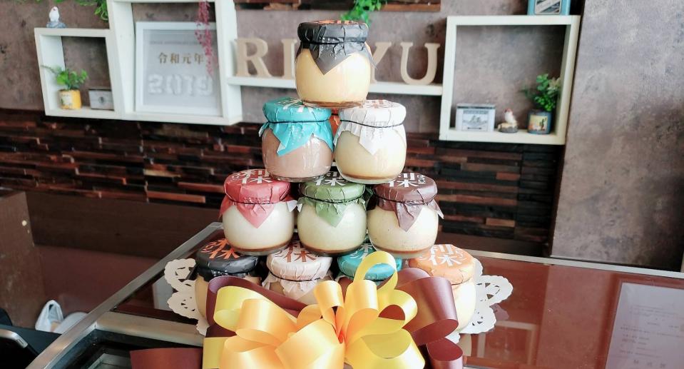 店の名物「利休プリン」10個と硬貨を交換できる