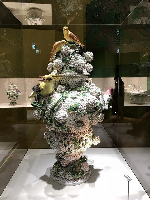 「スノーボール貼花装飾蓋付昆虫鳥付透かし壺」　　ヨハン・ヨアヒム・ケンドラー　1820-1920年頃　個人蔵