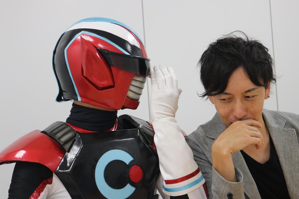 何やら耳打ちしているオルコネマン