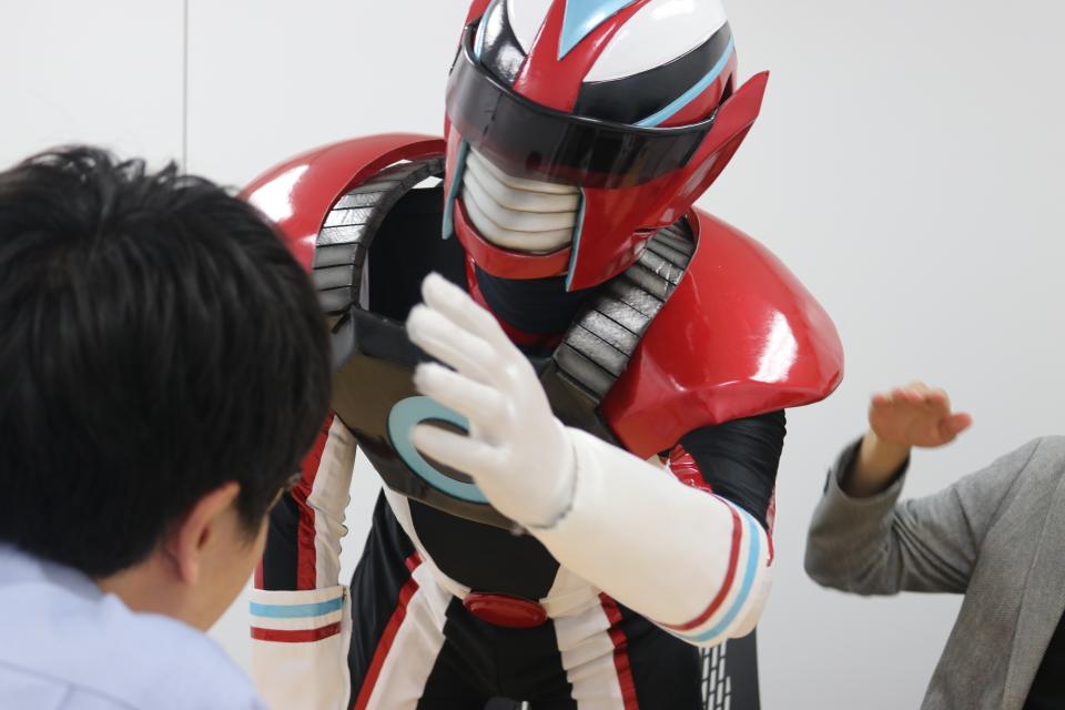 N記者の頭のサイズを確認するオルコネマン