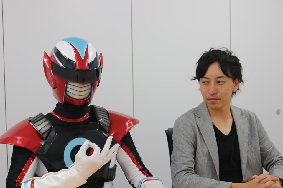 「儲かりますか？」と聞いたら、こんな決めポーズも披露してくれた