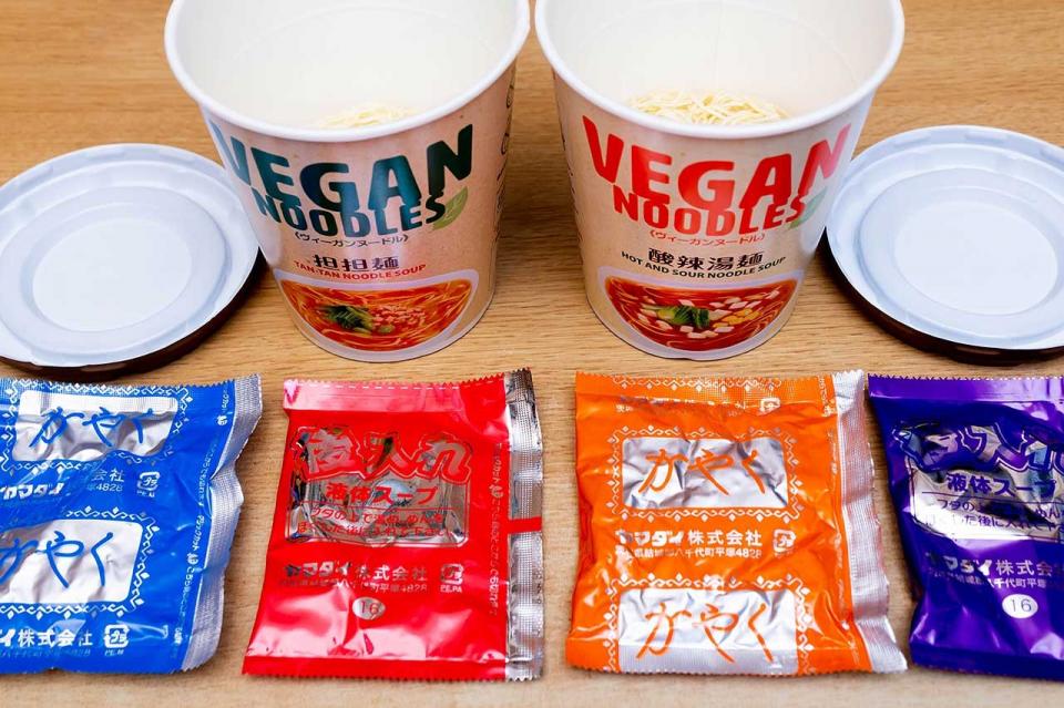 内容物　左：担担麺　右：酸辣湯麺