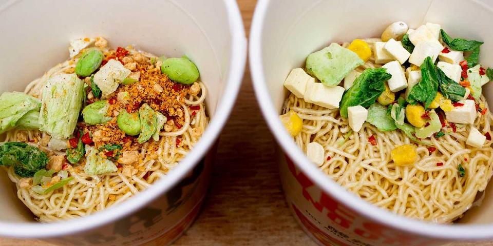 先入れのかやくを麺の上に開けた状態　左：担担麺　右：酸辣湯麺