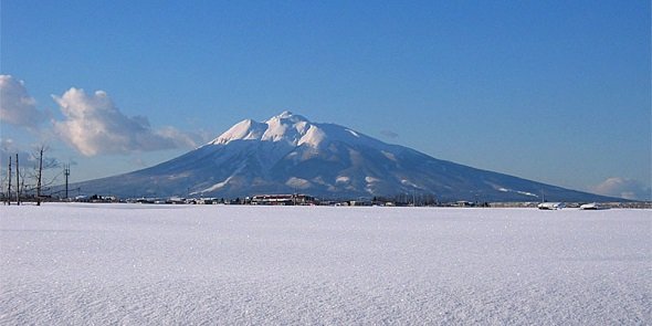 青森県の岩木山（ak15さん撮影、Wikimedia Commonsより）