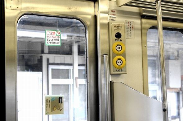 電車のでドアにスマホが引き込まれ...（写真はイメージ）