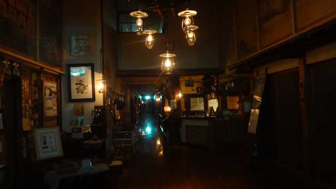 灯っているのはランプだけ（画像は青荷温泉公式サイトより）