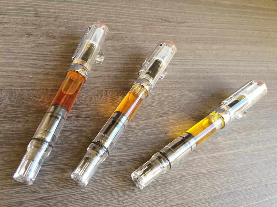 透明軸の万年筆に入れたはちみついんく（写真は尚貴堂ツイッターより）