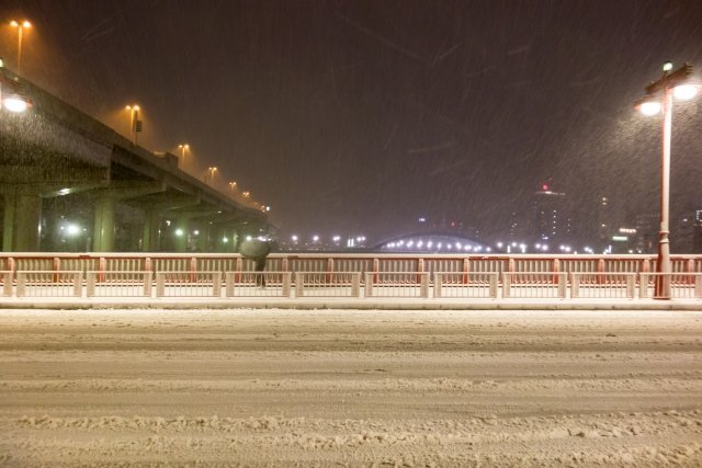 冬場の橋はまるでスケートリンク（画像はイメージ）