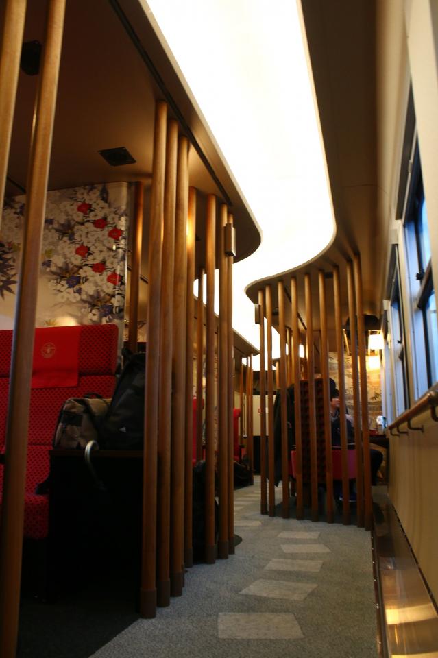 絨毯は日本庭園の飛び石をイメージ（とさろくさんのツイートより）