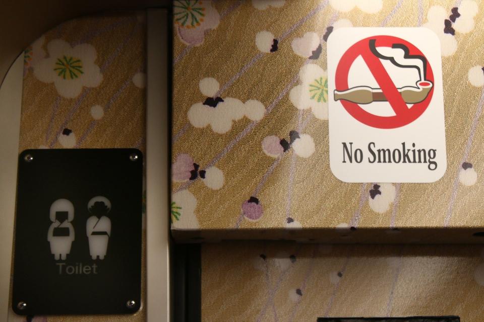 禁煙を示すステッカーもキセルのイラストで、和風（とさろくさんのツイートより）