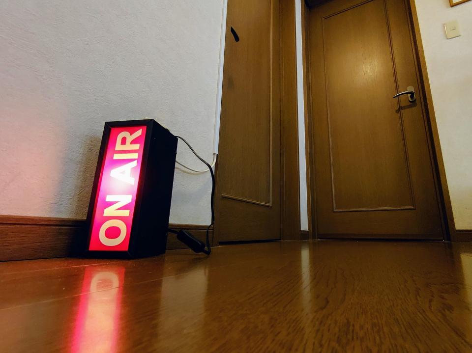 ピカッ。会議中...