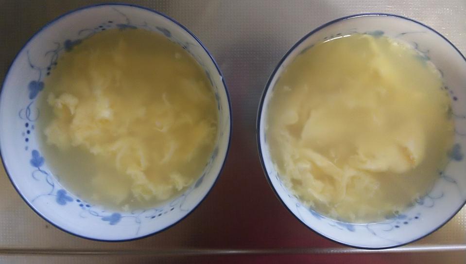 左が普通の、右が「ふわふわ卵スープのコツ」を使って作ったもの