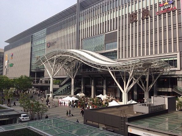 JR博多駅（Kittehakataさん撮影、Wikimedia Commonsより）