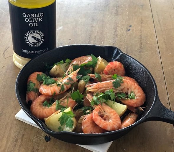 チビ車海老のアヒージョ　（画像は久米島漁業協同組合フェイスブックより）