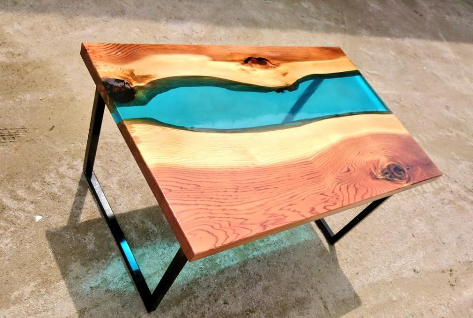 20年5月5日に投稿されたリバーテーブル。確かに今回の方がレジン液は多いよう。もちろんどちらも素敵だ