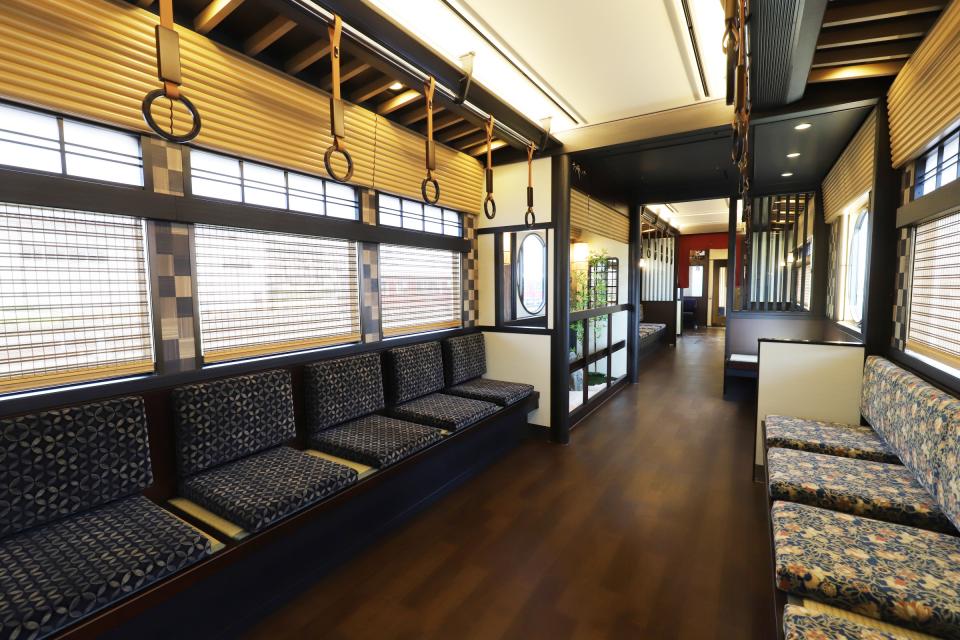 「京とれいん 雅洛」2号車　季節「冬」（提供・阪急電鉄）