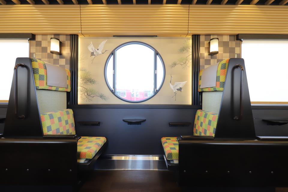 「京とれいん 雅洛」6号車　季節「早春」（提供・阪急電鉄）