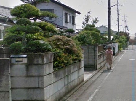 道の先にはお母さんがいる(画像は投稿者がGoogleEarthのストリートビュー機能を撮影したもの、編集部で一部トリミング)