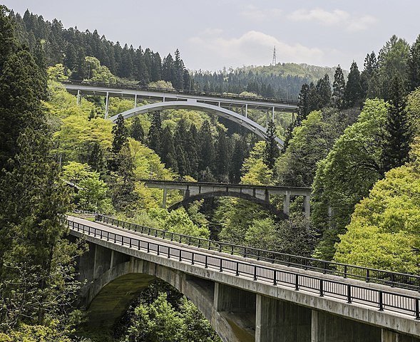 奥会津の3橋梁。手前から県道237号、只見線、県道252号の橋梁（bryan...さん撮影、Wikimedia Commonsより）